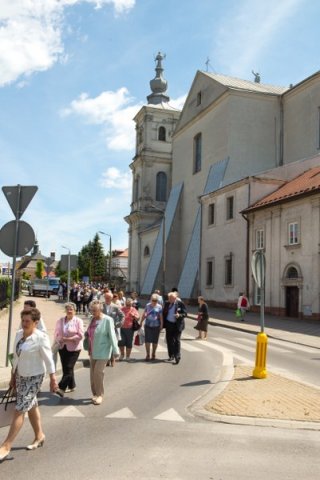 Przemarsz uczestników Jubileuszu Szkoły